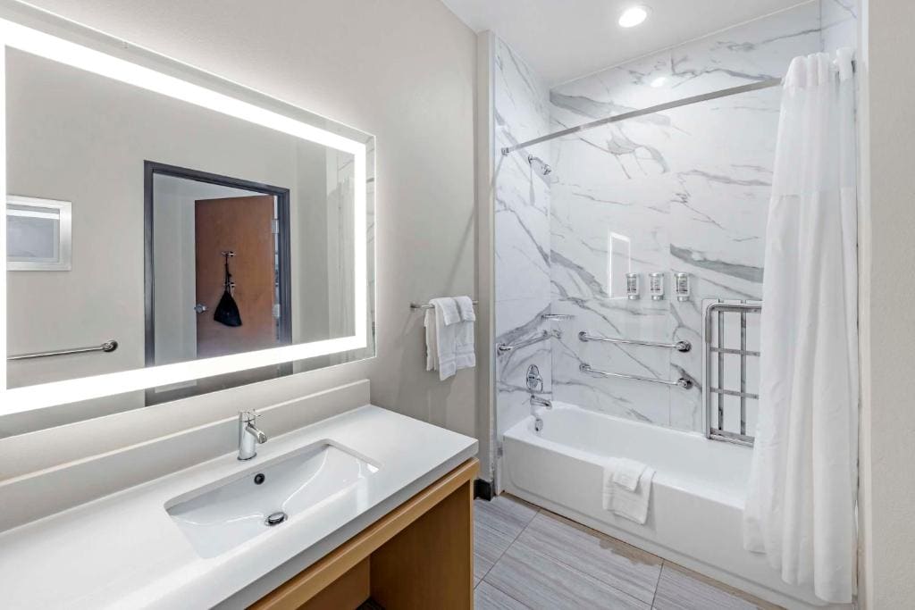 Queen Room with Two Queen Beds with Mobility Accessible Tub room - Image 3