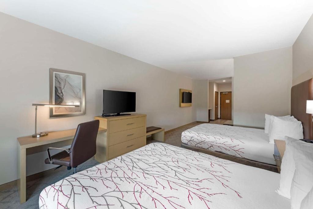 Queen Room with Two Queen Beds with Mobility Accessible Tub room - Image 2