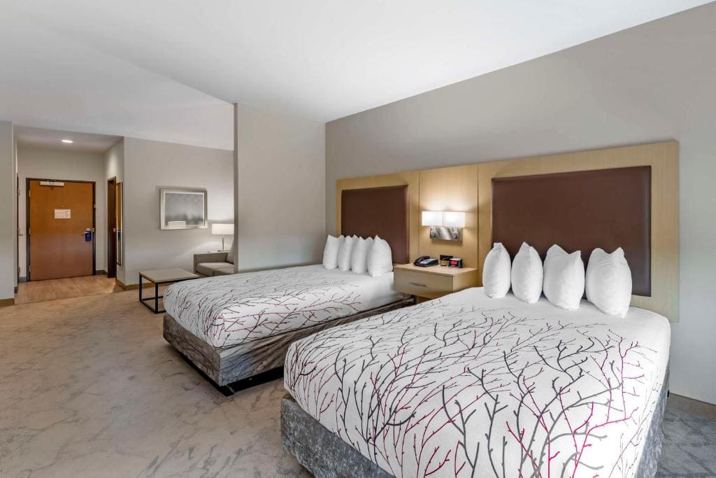 Queen Room with Two Queen Beds with Mobility Accessible Tub room - Image 1