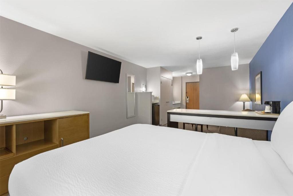 Queen Suite - Non-Smoking room - Image 3