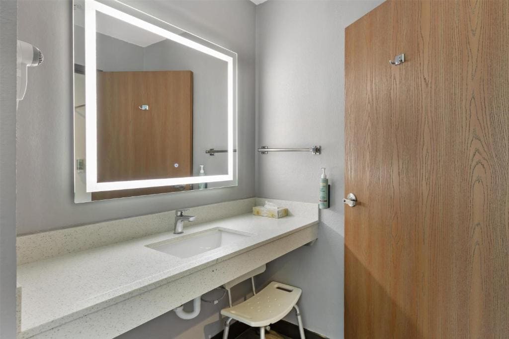 King Room with Roll-In Shower - Mobility Access/Communication Assistance room - Image 3