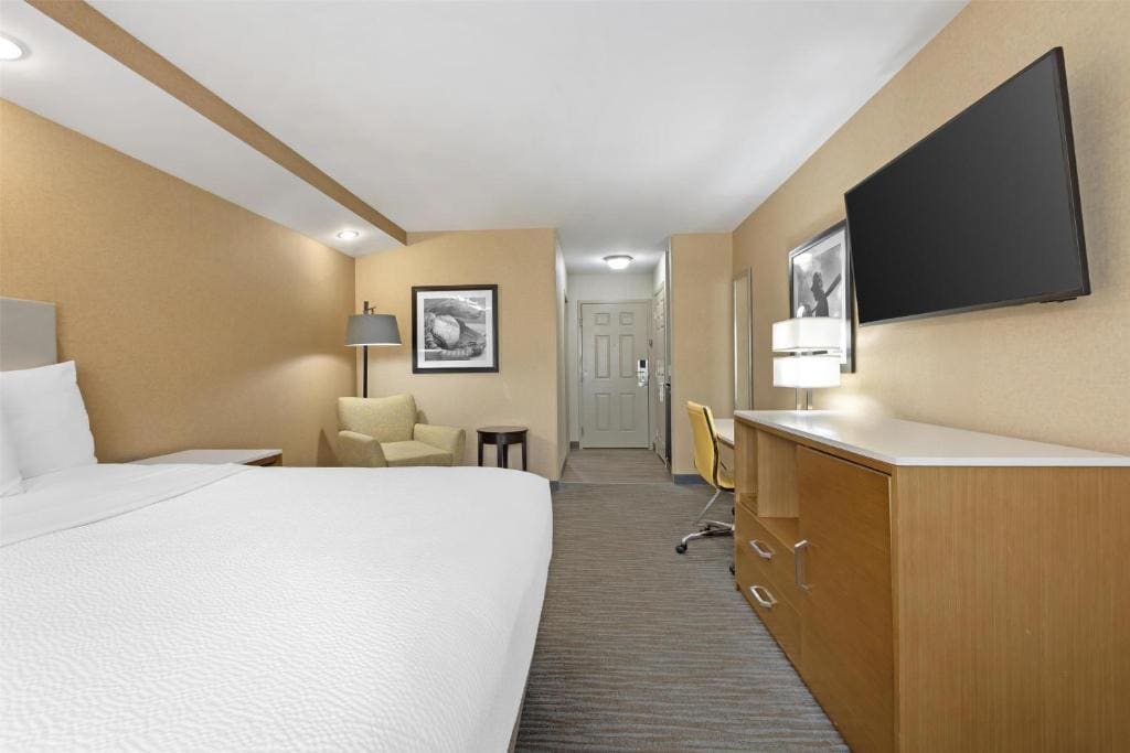 King Room with Roll-In Shower - Mobility Access/Communication Assistance room - Image 2