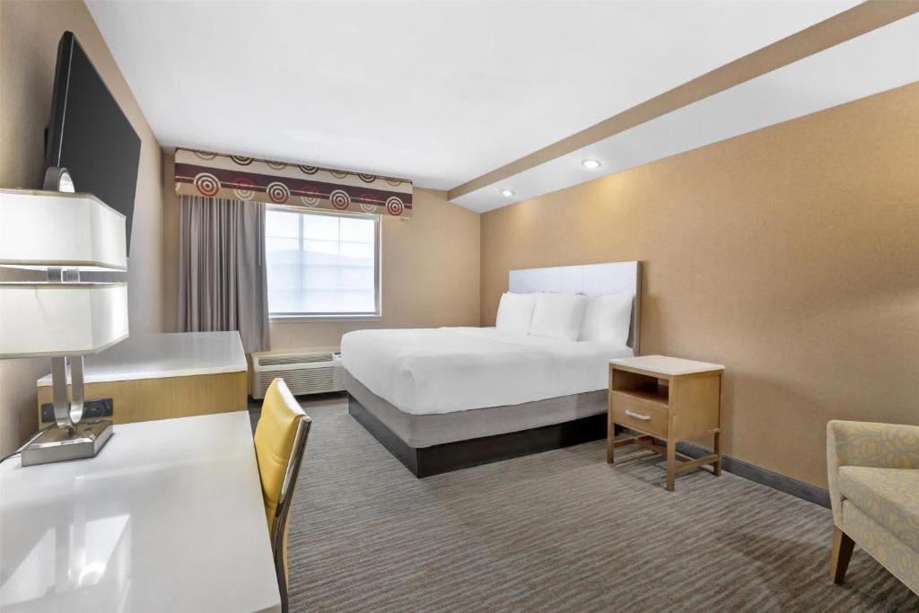 King Room with Roll-In Shower - Mobility Access/Communication Assistance room - Image 1