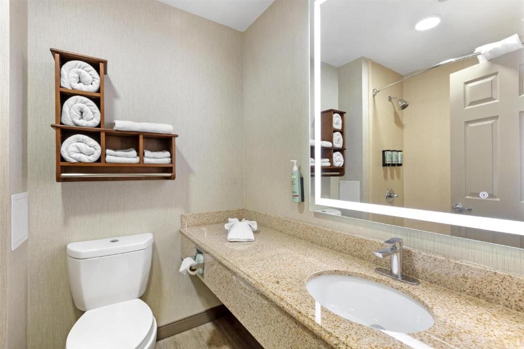 Queen Room with Two Queen Beds - Non-Smoking room - Image 2