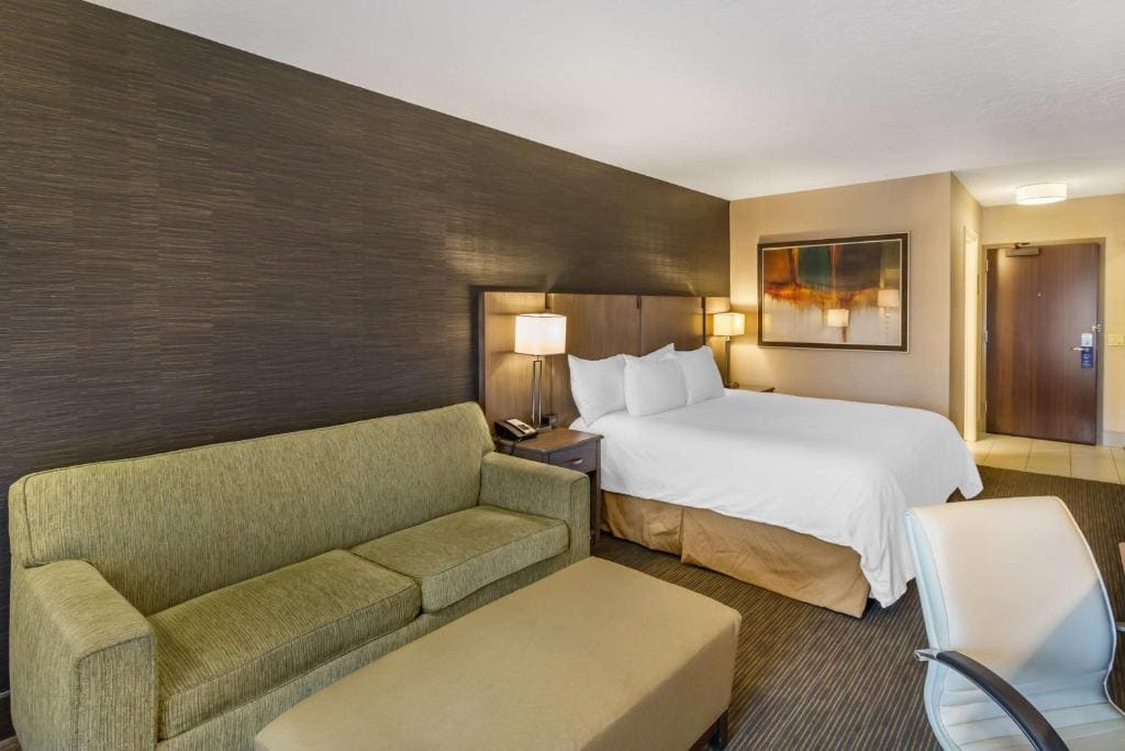 King Room with Balcony - Non-Smoking room - Image 2