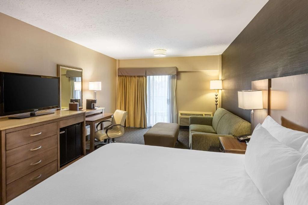 King Room with Balcony - Non-Smoking room - Image 1