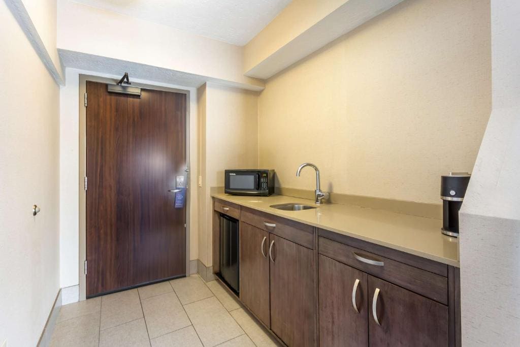 King Suite with Bath Tub, Living Room and Wet Bar - Disability/Non-Smoking room - Image 1