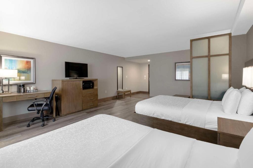 Queen Suite with Two Queen Beds room - Image 1