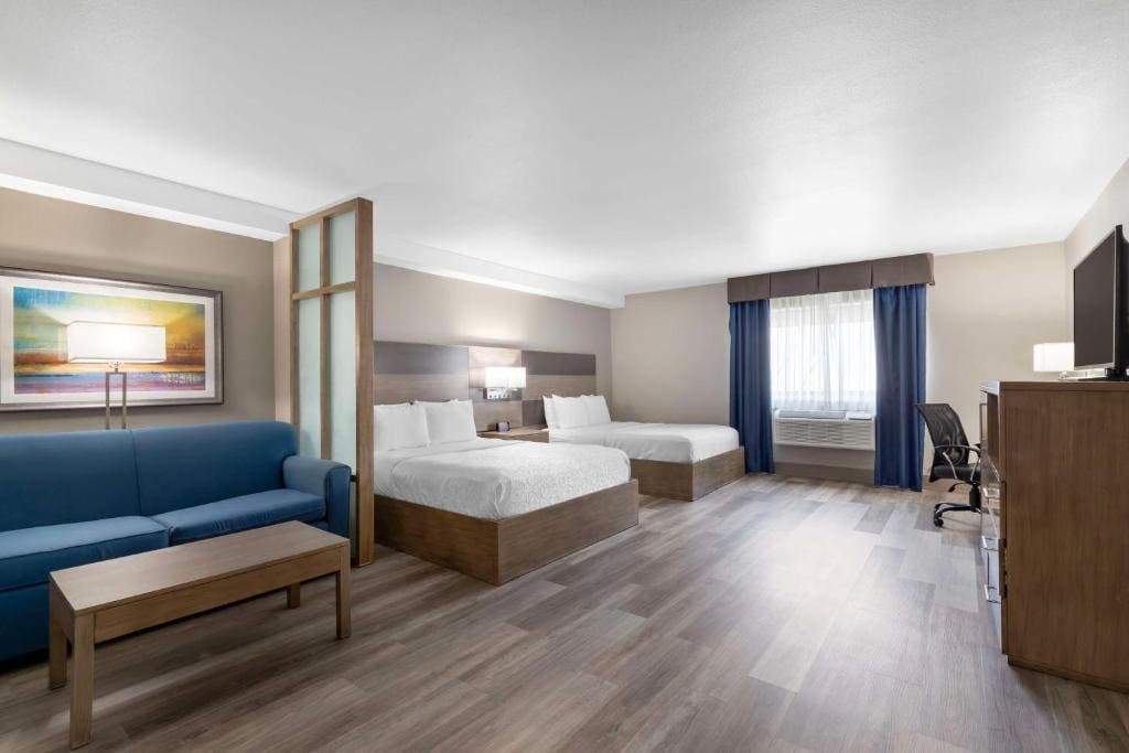 Queen Suite with Two Queen Beds room - Image 2