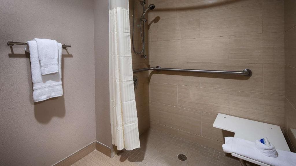King Room with Roll-in Shower - Disability Access/Non-Smoking room - Image 2