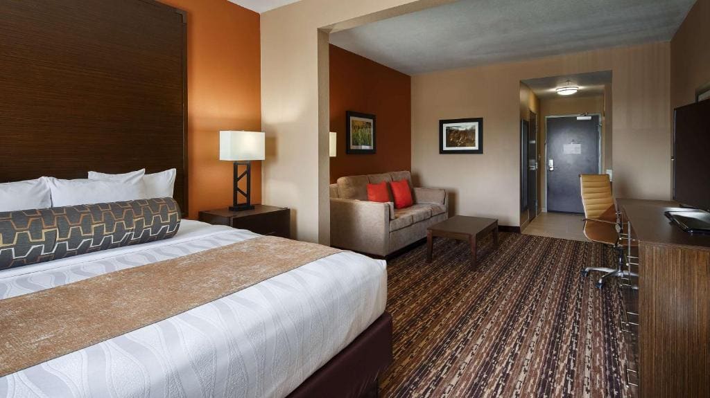 King Suite with Sofa Bed and Bath Tub - Disability Access/Non-Smoking room - Image 1