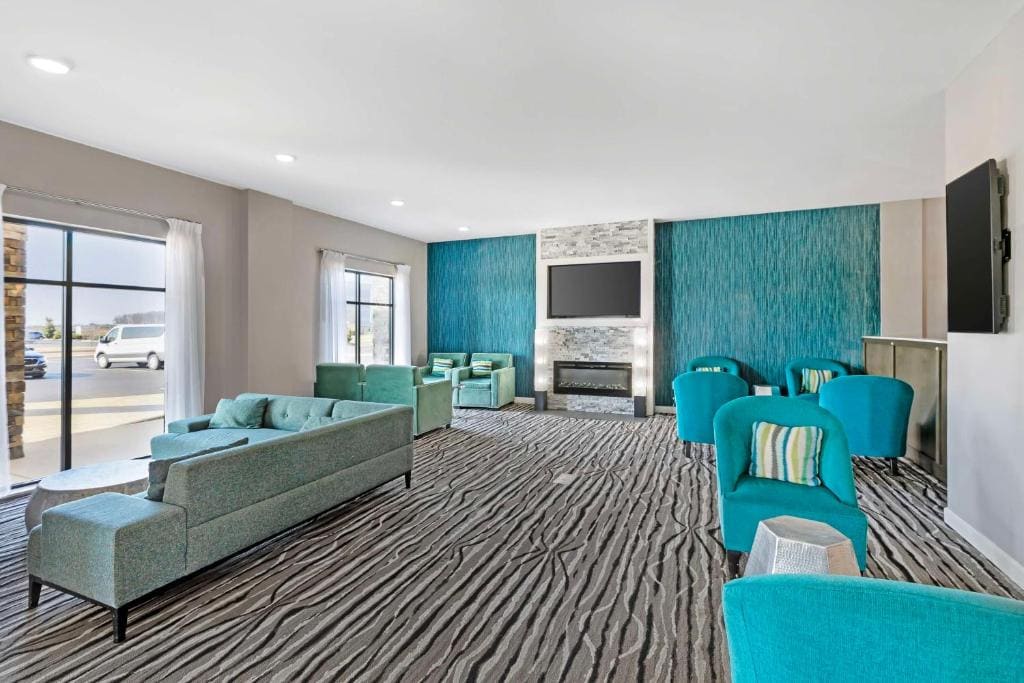 King Room with Mobility Accessible Roll-In Shower room - Image 2