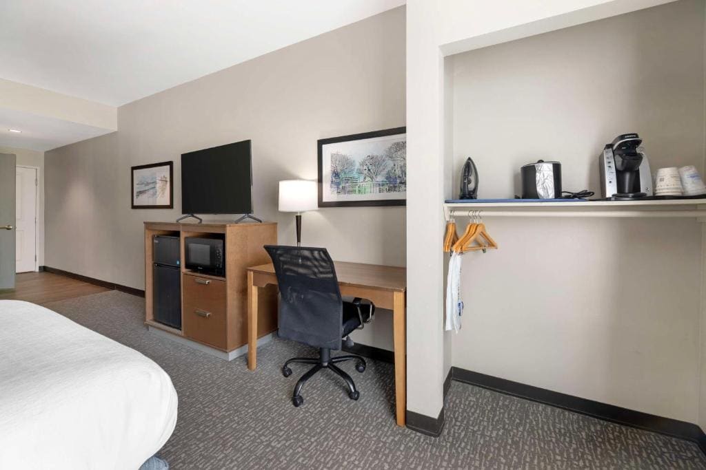 Queen Room with Two Queen Beds and Bath Tub - Disability Access/Non-Smoking room - Image 2