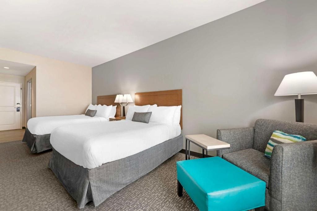 Queen Room with Two Queen Beds and Bath Tub - Disability Access/Non-Smoking room - Image 1