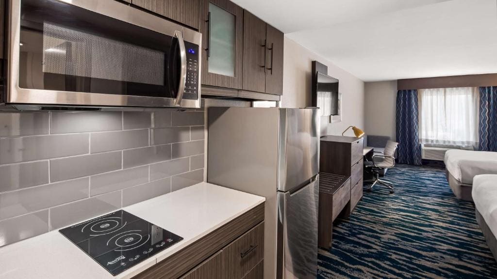 Queen Room with Two Queen Beds with Kitchenette room - Image 2