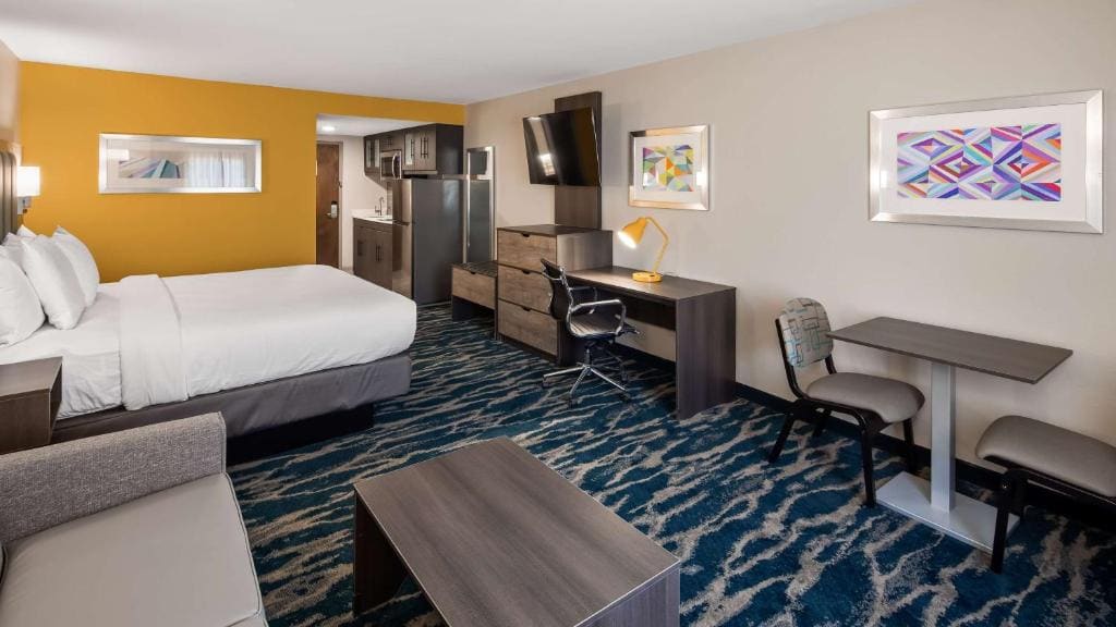 King Suite with Kitchenette room - Image 2