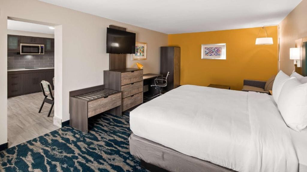 King Suite with Roll-In Shower and Sofa Bed - Disability/Non-Smoking room - Image 1