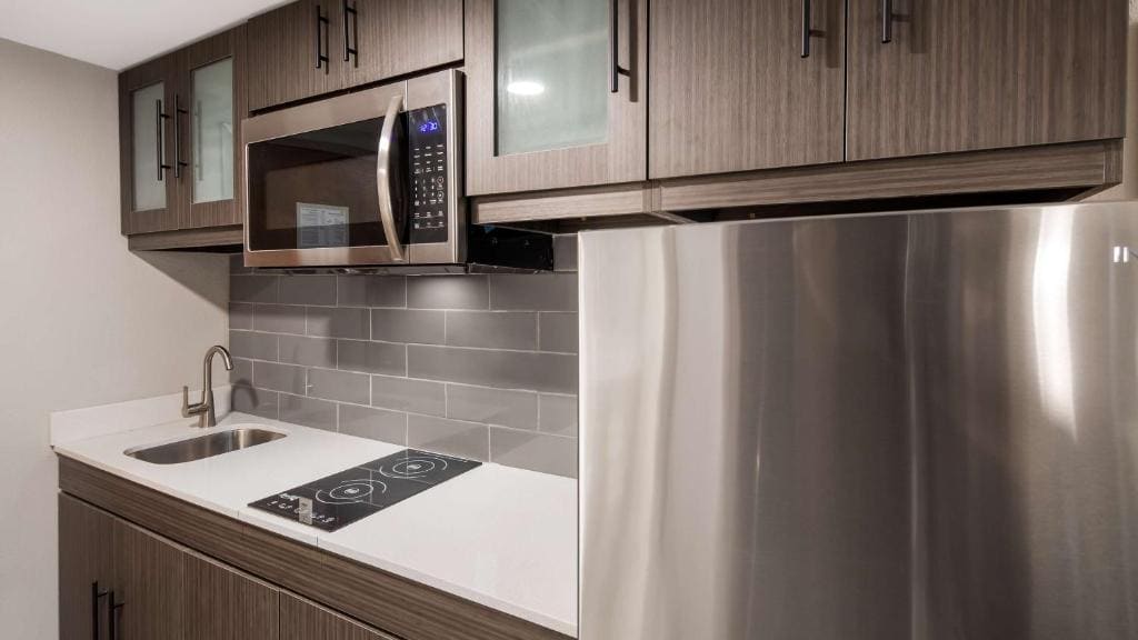 King Suite with Kitchenette room - Image 3