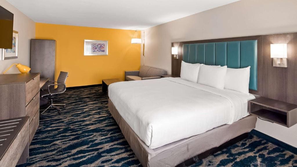 King Suite with Roll-In Shower and Sofa Bed - Disability/Non-Smoking room - Image 2