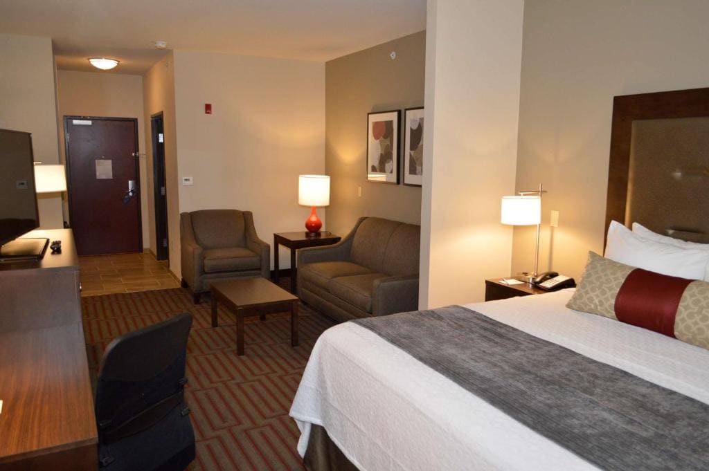King Suite with Sofa Bed room - Image 2