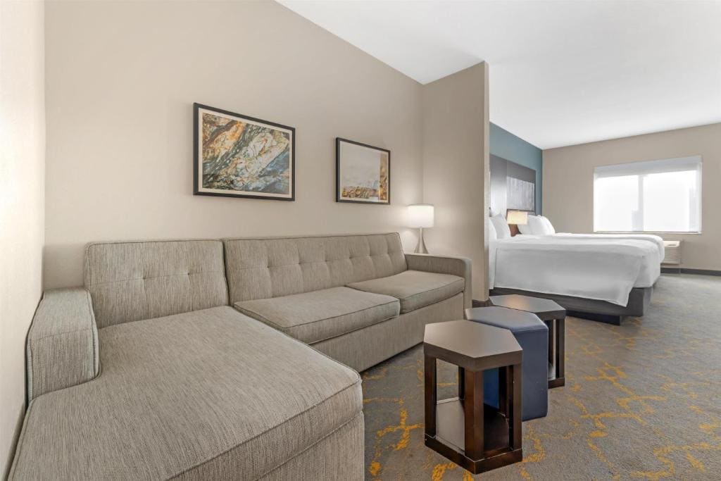 Queen Room with Two Queen Beds and Communication Assistance room - Image 1