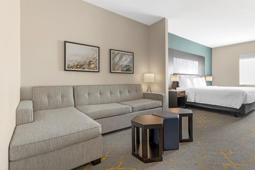 King Suite with Bath Tub - Disability/Non-Smoking room - Image 2