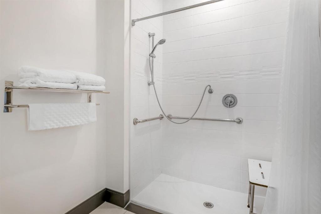 Queen Room with Two Queen Beds and Roll-In Shower - Mobility Access/Non-Smoking room - Image 3