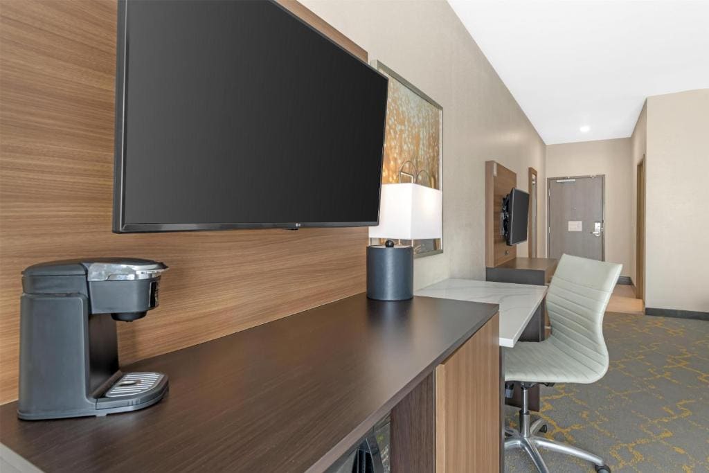 King Suite with Bath Tub - Disability/Non-Smoking room - Image 1