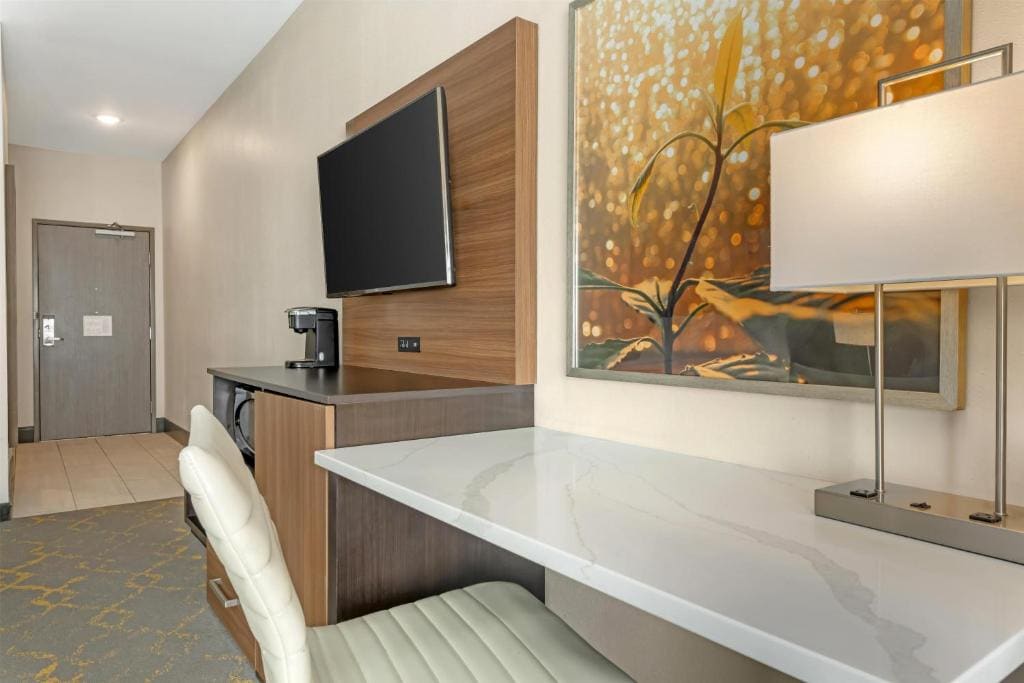 Queen Room with Two Queen Beds and Roll-In Shower - Mobility Access/Non-Smoking room - Image 2