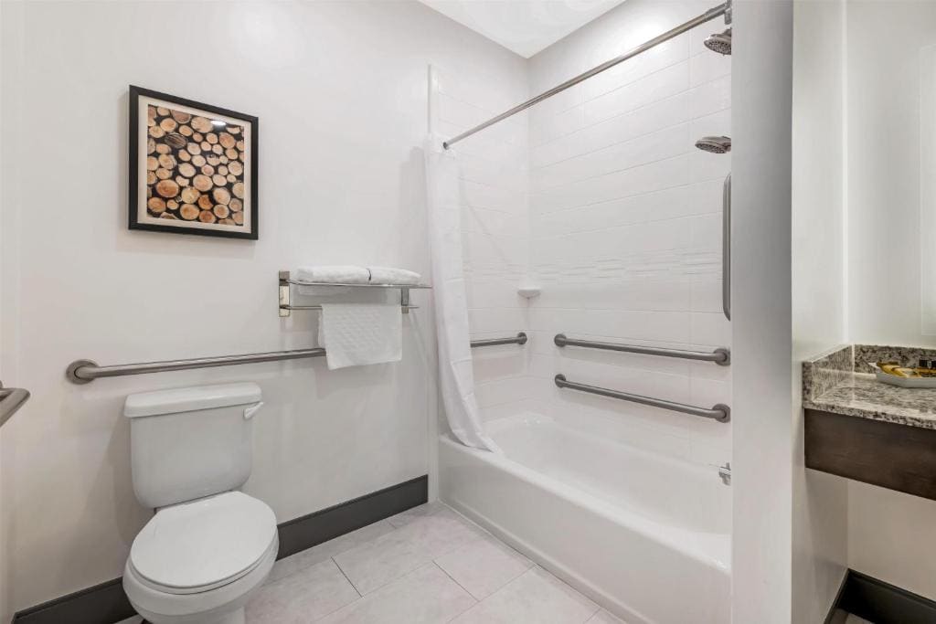 Queen Suite with Bath Tub - Mobility Accessible room - Image 3