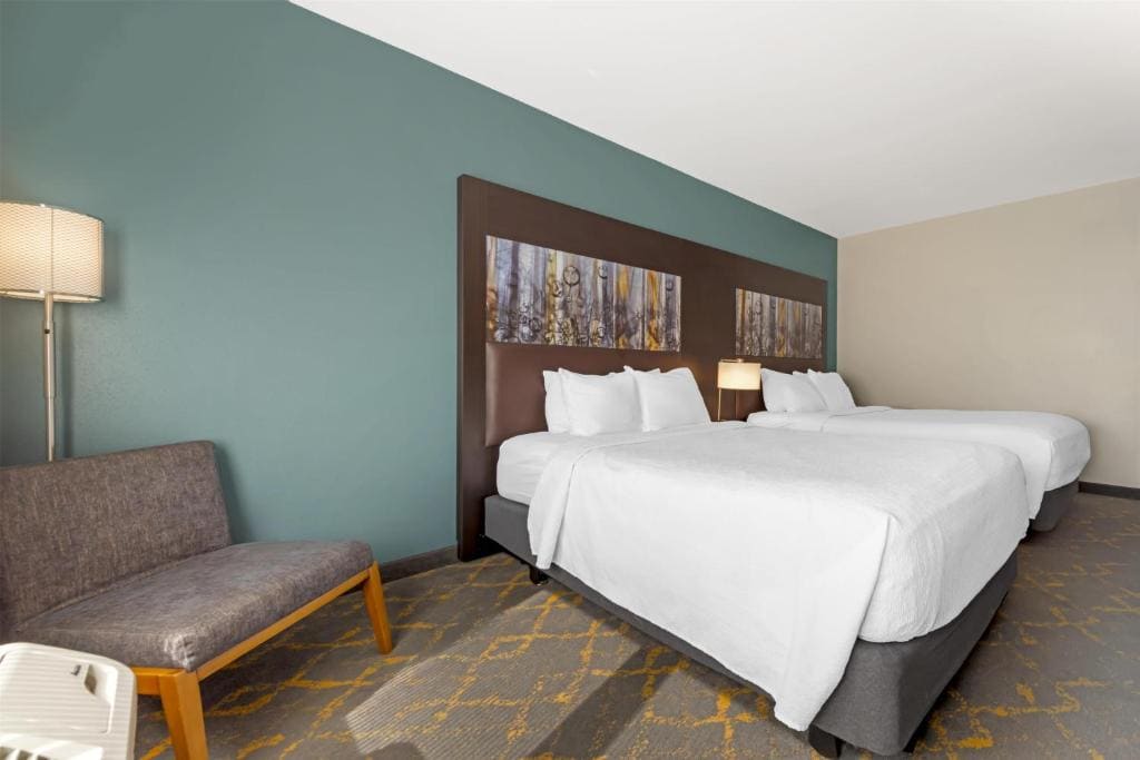 Queen Room with Two Queen Beds and Roll-In Shower - Mobility Access/Non-Smoking room - Image 1