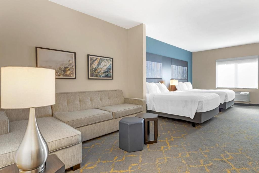 Queen Suite with Bath Tub - Mobility Accessible room - Image 1