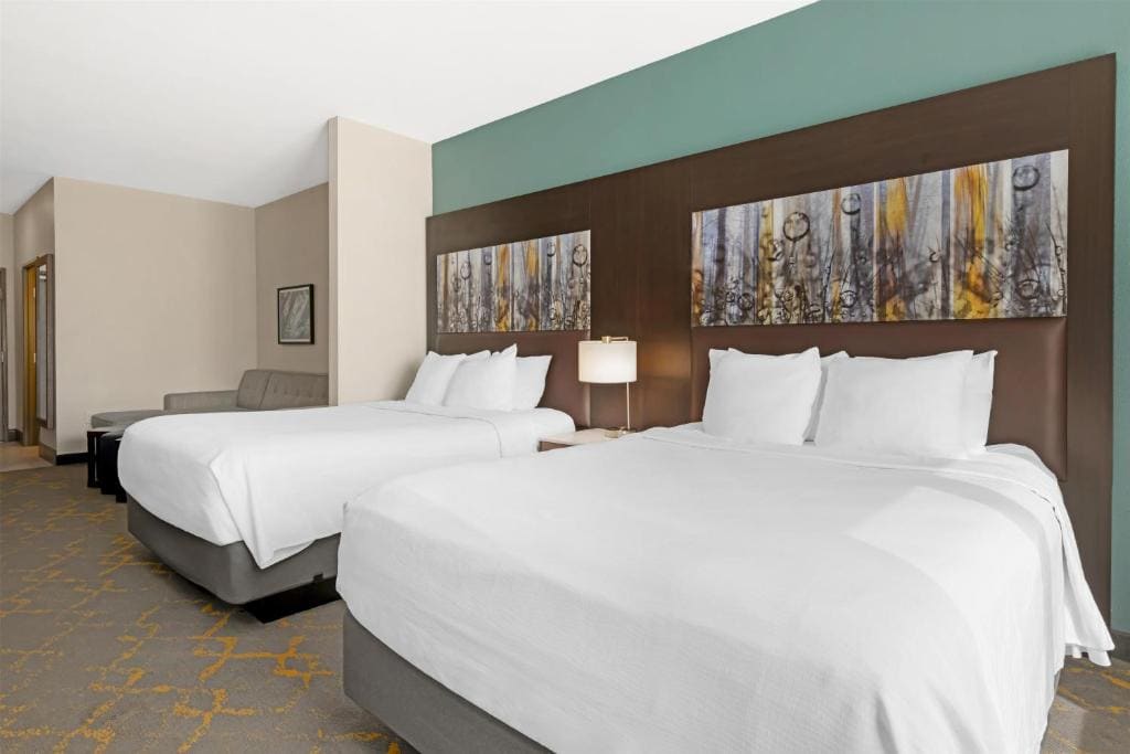 Queen Room with Two Queen Beds and Communication Assistance room - Image 2