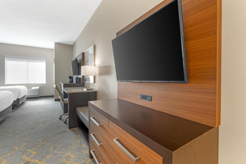 Queen Suite with Bath Tub - Mobility Accessible room - Image 2