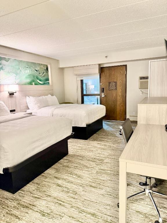 Queen Room with Two Queen Beds and Pool View room - Image 2