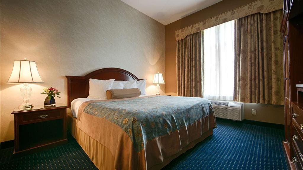 King Suite with Sofa Bed - Non-Smoking room - Image 2