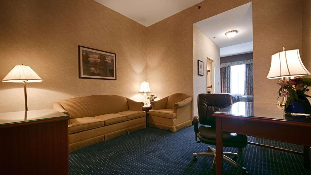 King Suite with Sofa Bed - Non-Smoking room - Image 3