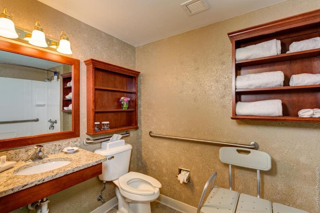 Queen Room - Mobility Access room - Image 3