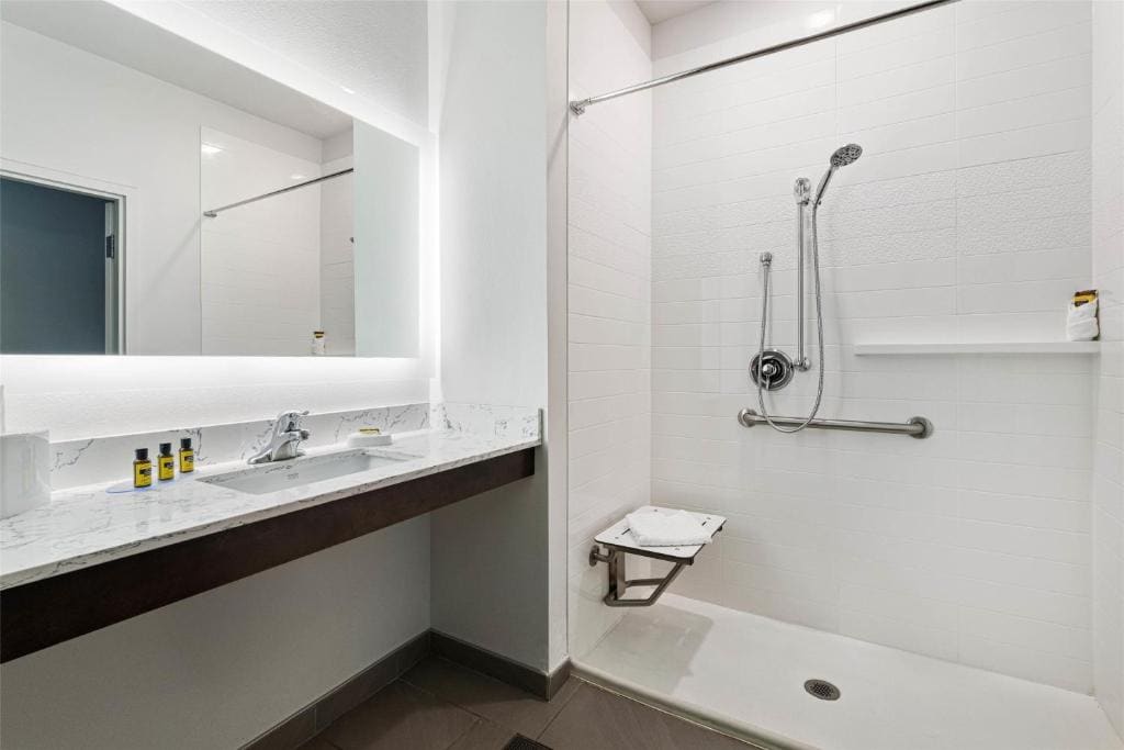 Queen Suite with Two Queen Beds - Disability Access room - Image 2