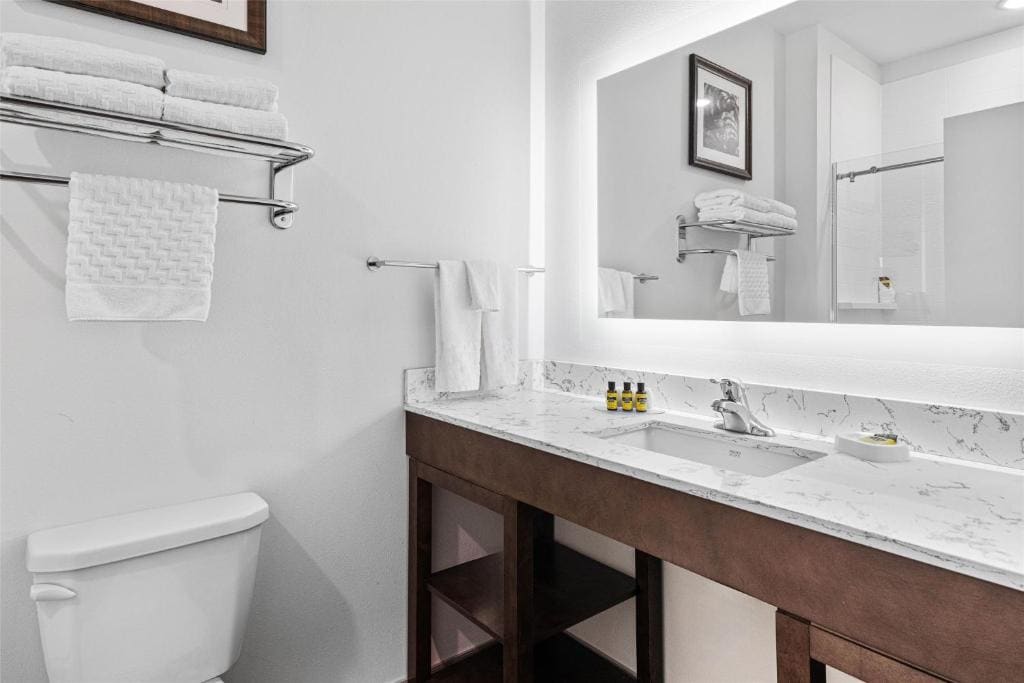 King Suite with Kitchen - Non-Smoking room - Image 2