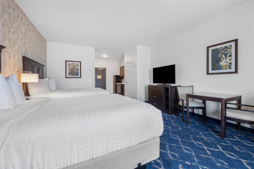 Queen Room with Two Queen Beds with Kitchen room - Image 2