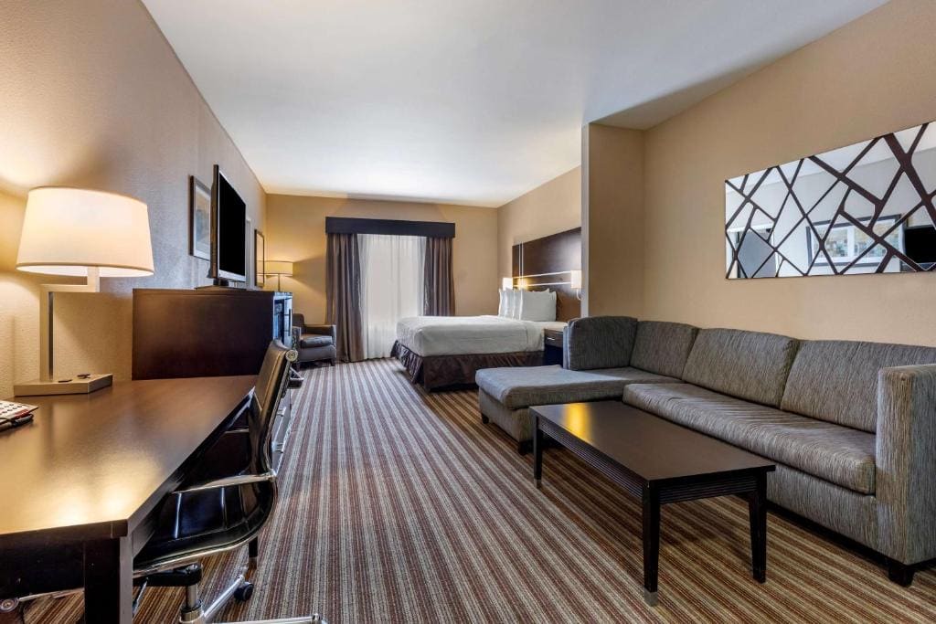 Two-Bedroom Suite with One King and One Queen Bed room - Image 2