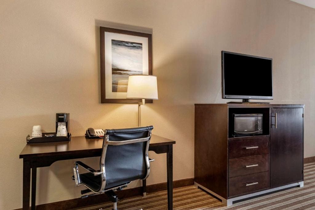 Two-Bedroom Suite with One King and Two Queen Beds room - Image 3