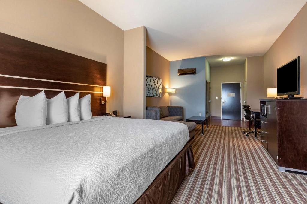 Two-Bedroom Suite with One King and One Queen Bed room - Image 3