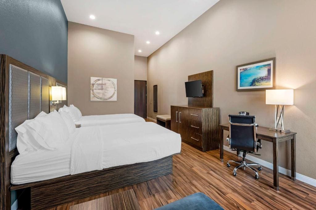 Queen Room with Two Queen Beds - Pet Friendly/Non-Smoking room - Image 1