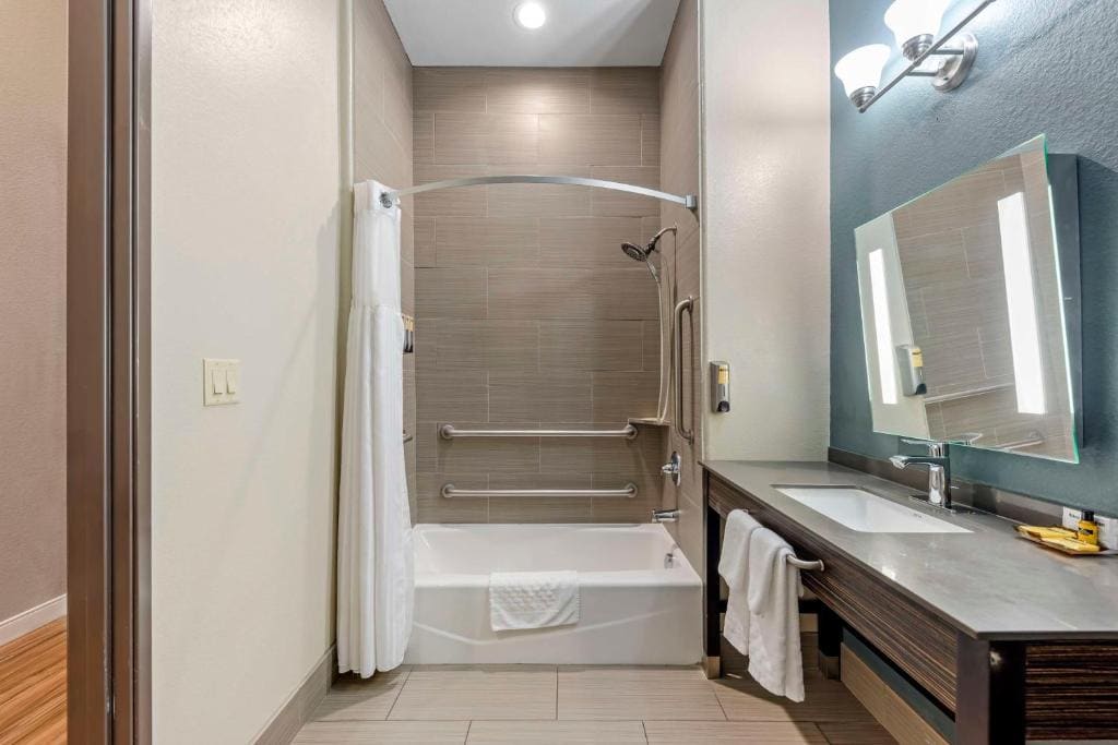 Queen Room with Two Queen Beds and Bath Tub - Disability Access/Pet Friendly/Non-Smoking room - Image 2