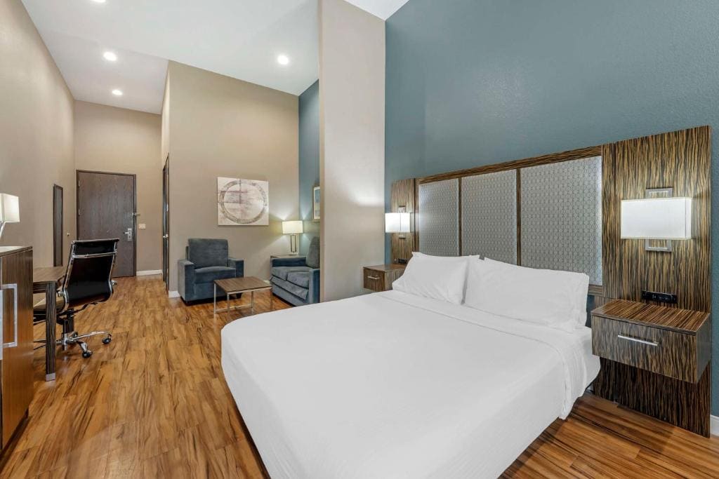 King Suite with Roll-In Shower and Sofa Bed - Disability Access/Non-Smoking room - Image 1