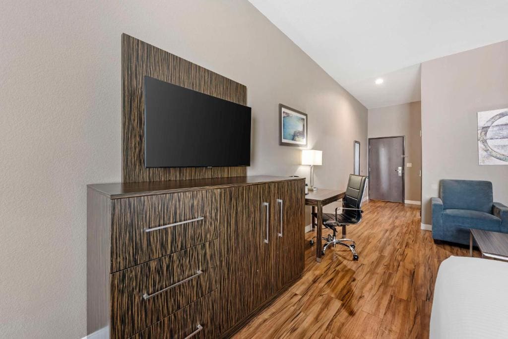 Queen Suite with Two Queen Beds, Sofa Bed and Sitting Area - Non-Smoking room - Image 1