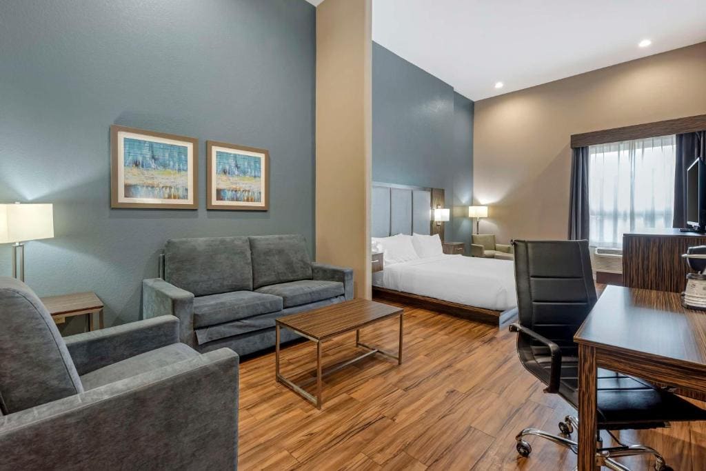 Queen Room with Two Queen Beds - Pet Friendly/Non-Smoking room - Image 2