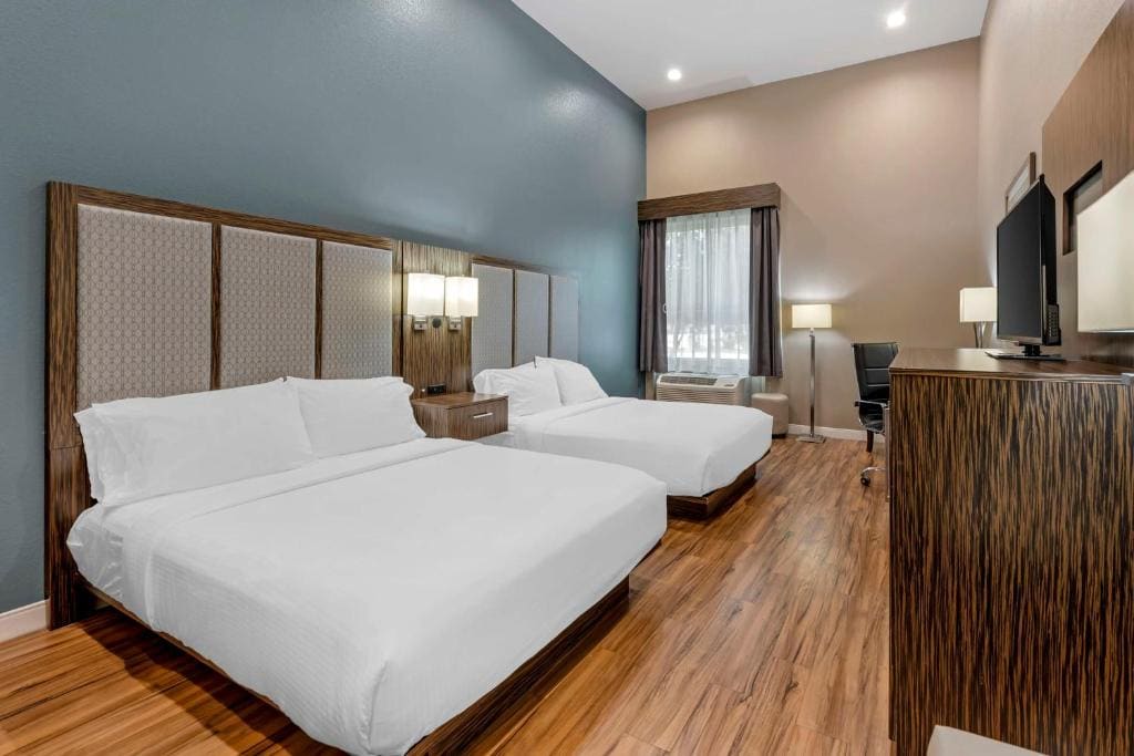 Queen Room with Two Queen Beds and Bath Tub - Disability Access/Pet Friendly/Non-Smoking room - Image 1